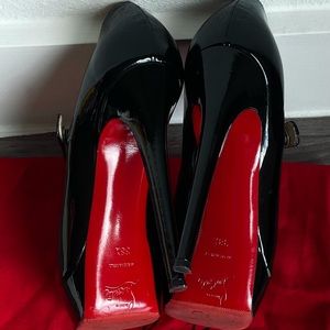 *SOLD* Christian Louboutin Bana 140 38.5 like new